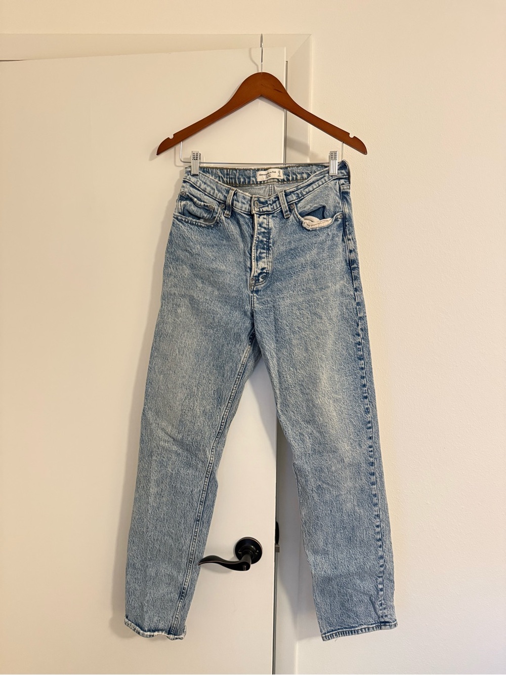 Abercrombie & Fitch High Rise The Dad Jeans in Light Blue Acid Wash